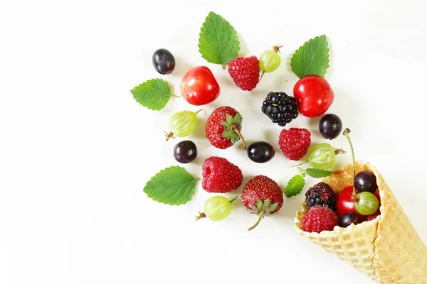 Varias bayas orgánicas frescas en helado de cono de gofre — Foto de Stock