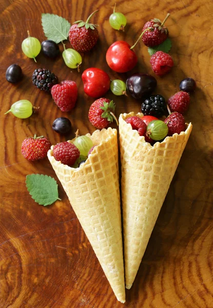 Olika färska ekologiska bär i waffle cone glass — Stockfoto