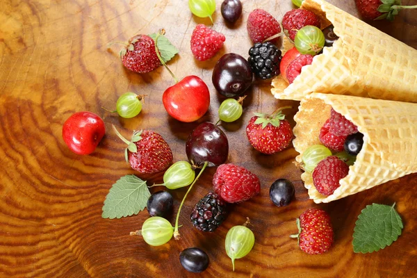 Varie bacche biologiche fresche nel gelato al cono di cialde — Foto Stock