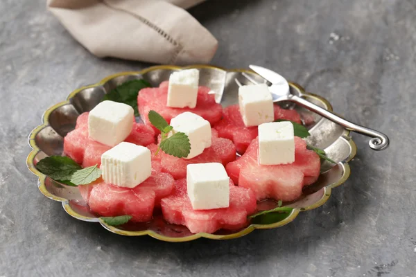 Apéritif estival délicat - pastèque sucrée au fromage à pâte molle salé — Photo