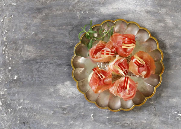 Jamón de parma tradicional de aperitivo italiano con melón - melón prosciutto —  Fotos de Stock