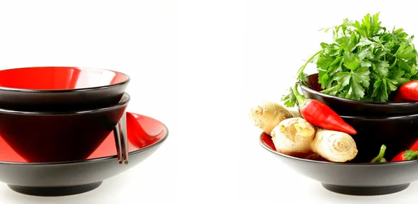 Nádobí v asijské styl a potravinové přísady (zázvor, česnek, pepř) — Stock fotografie