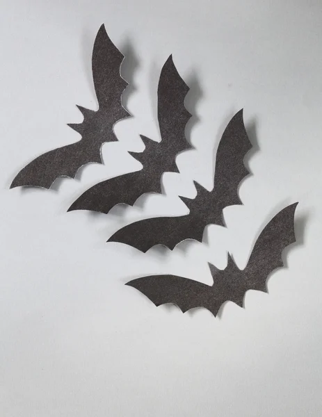 Murciélagos de origami de papel sobre un fondo gris, decoraciones para la fiesta de Halloween — Foto de Stock
