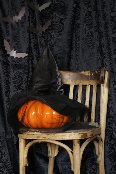 Украшения для Хэллоуина - старый стул, летучие мыши оригами и тыква — стоковое фото