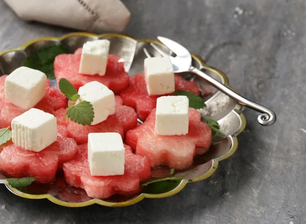 Delikatesse sommerforrett - søt vannmelon med salt myk ost – stockfoto