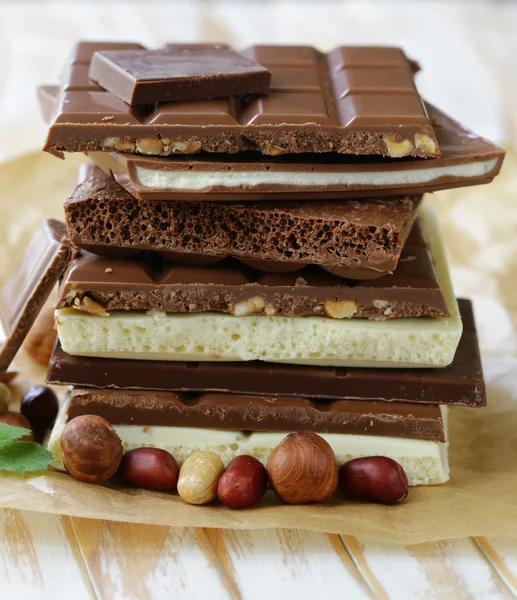 Verschillende chocoladerepen - wit, melk, zwarte en noten — Stockfoto
