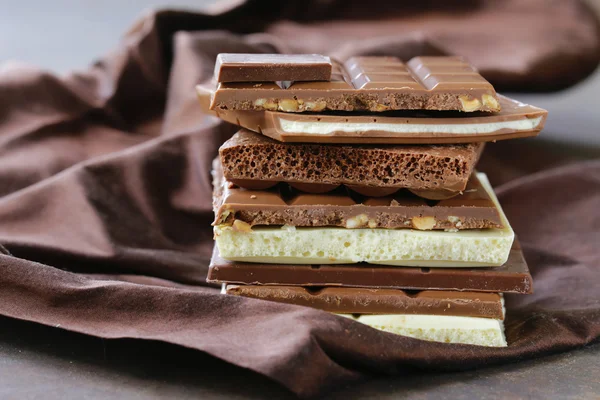 Barras de chocolate diferentes - branco, leite, preto e nozes — Fotografia de Stock