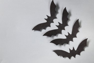 kağıt origami yarasalar süslemeleri Cadılar Bayramı tatil için gri bir arka plan üzerinde