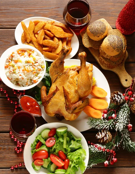 クリスマス ディナー、お祝いテーブル設定および装飾の伝統的な食べ物 — ストック写真