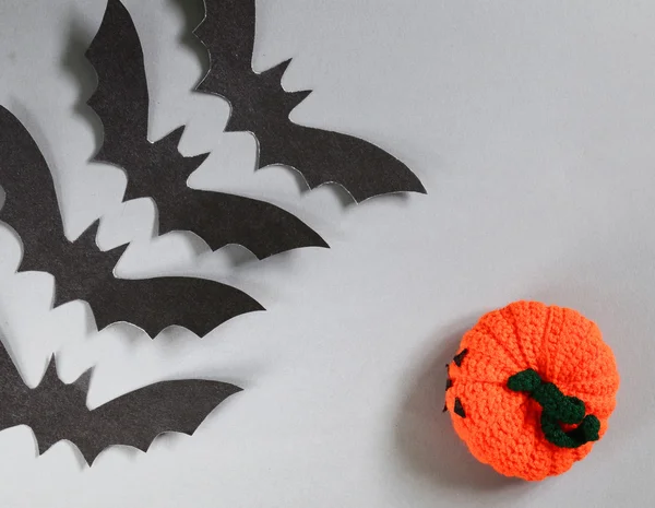 Murciélagos de origami de papel sobre un fondo gris, decoraciones para la fiesta de Halloween —  Fotos de Stock