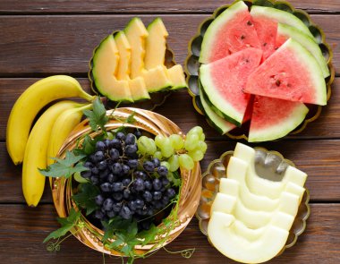 olgun organik meyve karpuz, karpuz kavun ve üzüm ahşap bir masa, üstten görünüm