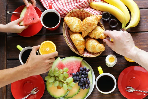 kahve, kruvasan ve meyve kahvaltı ahşap bir tabloda, üstten görünüm