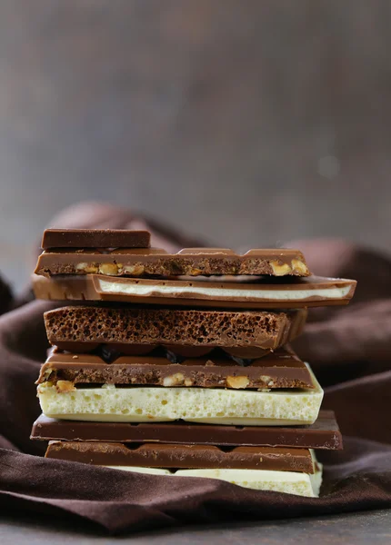 Verschillende chocoladerepen - wit, melk, zwarte en noten — Stockfoto