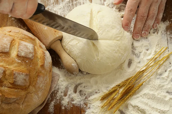 Pasta e pane biologico naturale fatto in casa e farina su uno sfondo di legno — Foto Stock