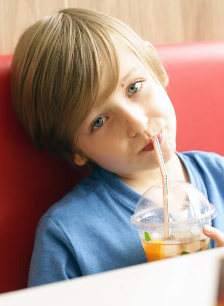 Portret van een schattige blonde jongen met blauwe ogen — Stockfoto