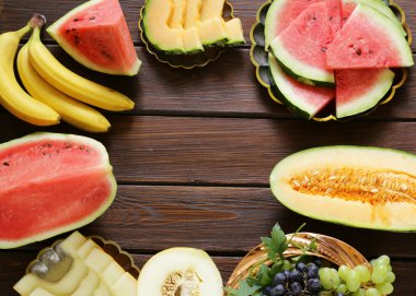 olgun organik meyve karpuz, karpuz kavun ve üzüm ahşap bir masa, üstten görünüm