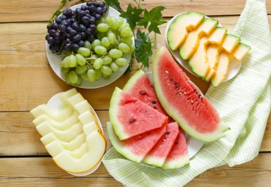 olgun organik meyve karpuz, karpuz kavun ve üzüm ahşap bir masa, üstten görünüm