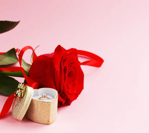 Rosa vermelha flor com um anel de ouro com um diamante — Fotografia de Stock