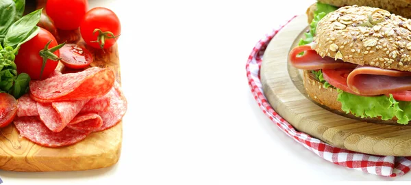 Sandwich aus Vollkornbrot mit Schinken und Tomaten, gesunde Ernährung — Stockfoto