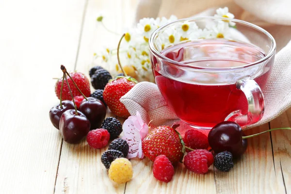 Meng de vruchten thee in een glas cup en verse bessen — Stockfoto