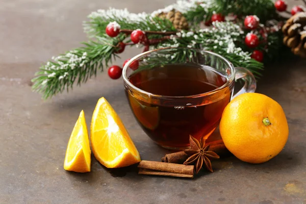 Kuppi teetä aniksen, kanelin ja sitrushedelmien kanssa talvijuoma, joulukoristeet — kuvapankkivalokuva