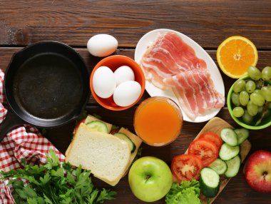 Geleneksel kahvaltı - yumurta, pastırma, tost ve sebze