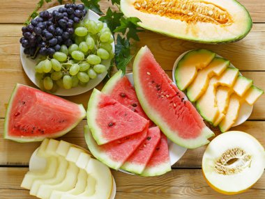 olgun organik meyve karpuz, karpuz kavun ve üzüm ahşap bir masa, üstten görünüm