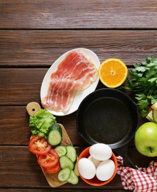 Geleneksel kahvaltı - yumurta, pastırma, tost ve sebze