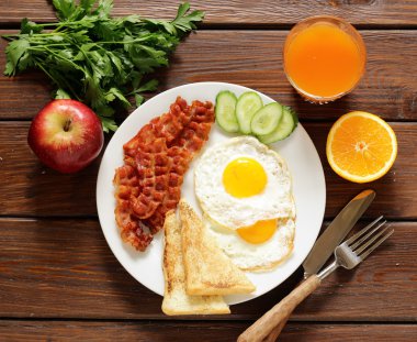 Geleneksel kahvaltı - yumurta, pastırma, tost ve sebze