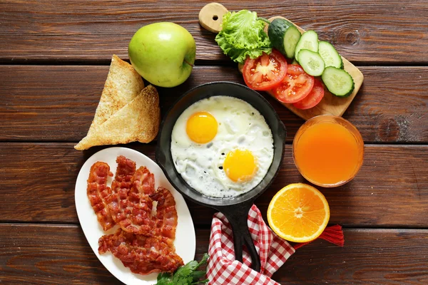 Traditional breakfast - eggs, bacon, toast and vegetables — Stock Photo, Image