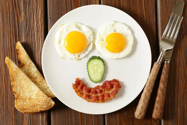 Funny face serving breakfast, fried egg and toast — Stock Photo, Image