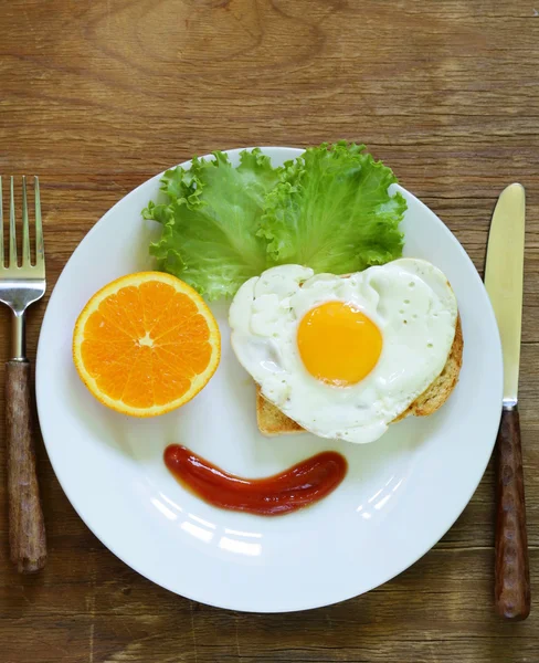 Vicces arc reggelit, sült tojást és pirítóst — Stock Fotó