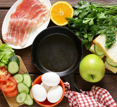 Geleneksel kahvaltı - yumurta, pastırma, tost ve sebze