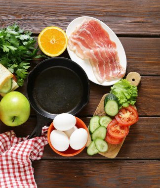 Geleneksel kahvaltı - yumurta, pastırma, tost ve sebze