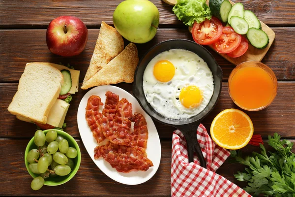 Geleneksel kahvaltı - yumurta, pastırma, tost ve sebze — Stok fotoğraf