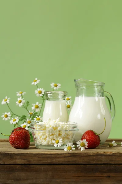 Productos lácteos ecológicos - leche, crema agria, requesón, yogur —  Fotos de Stock