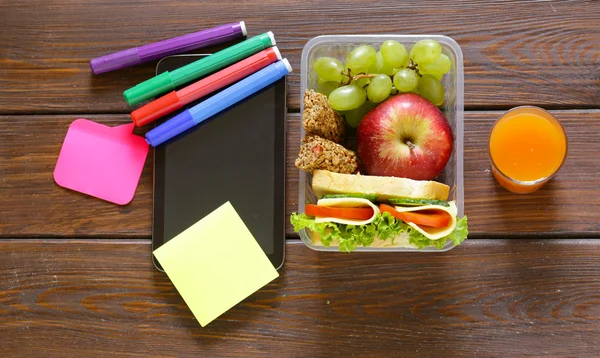 Papelería escolar y lonchera con manzana, uvas y sándwich — Foto de Stock