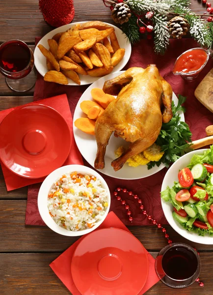 Traditionele gerechten voor het kerstdiner, feestelijke tabel instellen en decoraties — Stockfoto