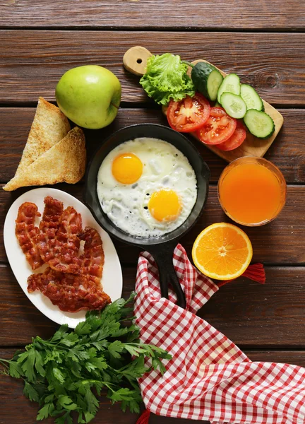 Traditionell frukost - ägg, bacon, toast och grönsaker — Stockfoto