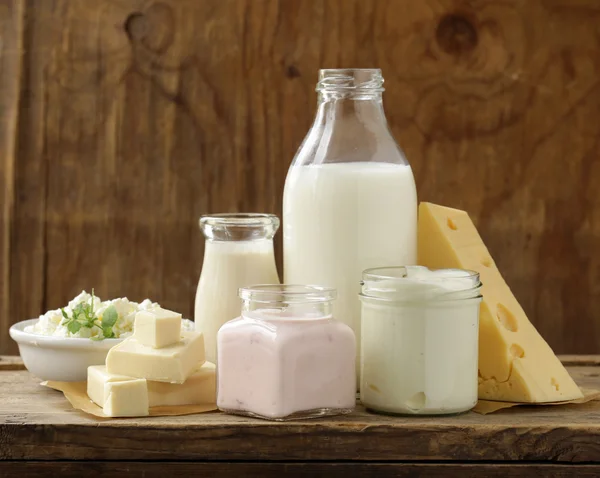 Produtos lácteos orgânicos - leite, nata azeda, queijo cottage, iogurte — Fotografia de Stock