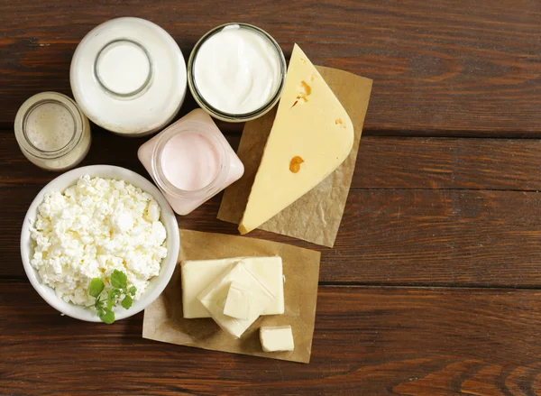 Produtos lácteos orgânicos - leite, nata azeda, queijo cottage, iogurte — Fotografia de Stock