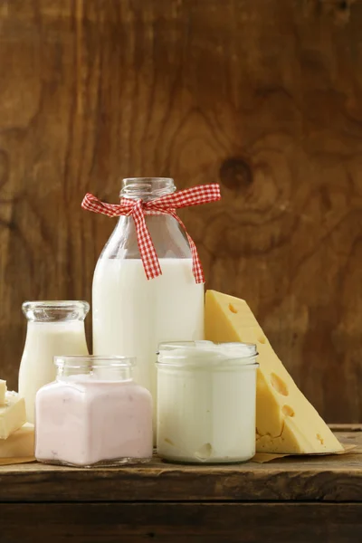 Produtos lácteos orgânicos - leite, nata azeda, queijo cottage, iogurte — Fotografia de Stock