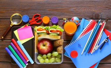 elma, üzüm ve sandviç ile okul kırtasiye ve öğle yemeği kutusu 