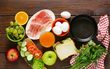 Geleneksel kahvaltı - yumurta, pastırma, kızarmış ekmek ve sebze, meyve