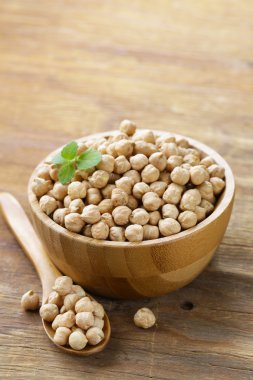 masada ahşap bir kapta çiğ nohut