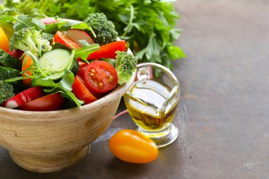 Salatalık, domates ve brokoli ile doğal sebze salatası