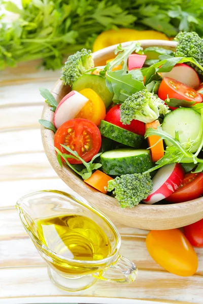 Natural vegetable salad with cucumbers, tomatoes and broccoli — Stock Photo, Image