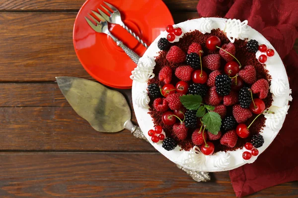 Праздничный торт красный бархат украшен свежими ягодами — стоковое фото