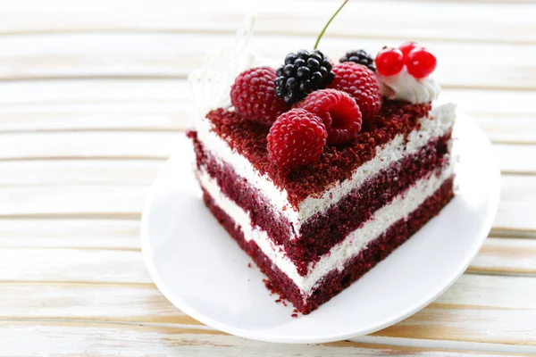 Świąteczne ciasto czerwony velvet ozdobione świeżymi jagodami — Zdjęcie stockowe