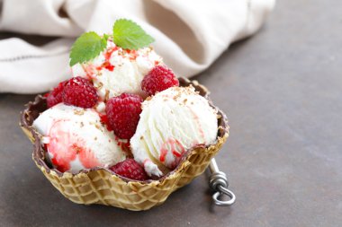berry sos ve ahududu ile ev yapımı vanilyalı dondurma